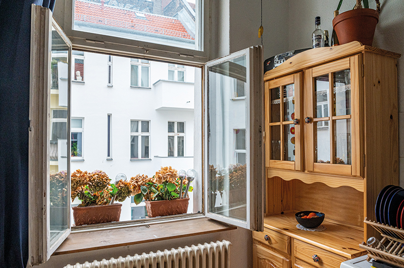 Zum Lüften weit geöffnetes Fenster Zum Lüften weit geöffnetes Fenster