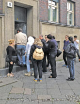Wohnungsbewerber am Hauseingang Wohnungsbewerber am Hauseingang