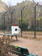 Waschmaschine, die auf einer öffentlichen Tischtennisplatte steht.