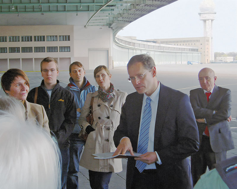 Der damals Regierende Michael Müller auf dem Tempelhofer Feld (2014) Der damals Regierende Michael Müller auf dem Tempelhofer Feld (2014)