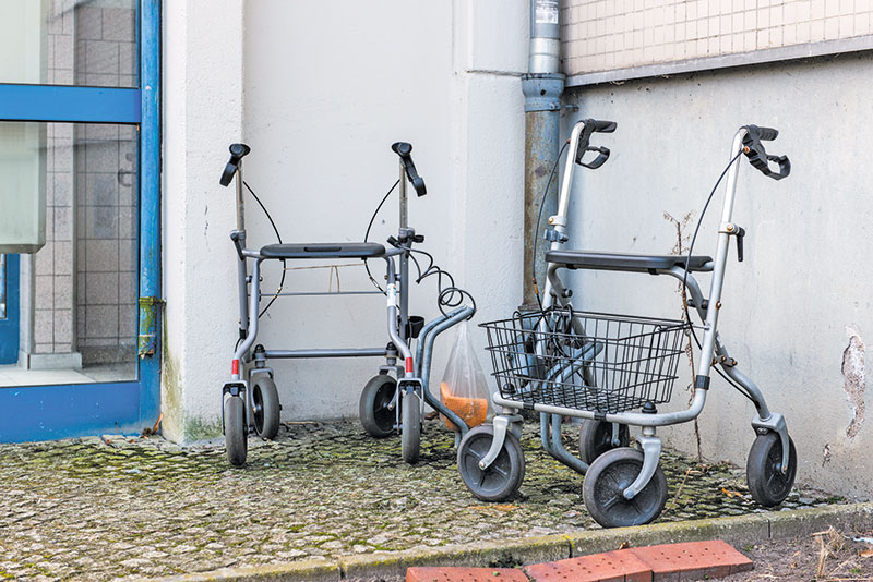 Rollatoren vor dem Hauseingang Rollatoren vor dem Hauseingang