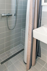 Badezimmer mit ebenerdiger Dusche Badezimmer mit ebenerdiger Dusche