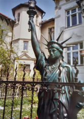 Eine Miniatur der Freiheitsstatue in einem Vorgarten
