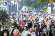 Menschenmenge in Fußgängerzone