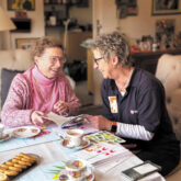 Hausbesuch und Beratung bei einer Seniorin
