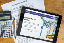 Laptop mit aufgerufener Legal-Tech-Seite