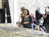 Besucher am Stadtmodell