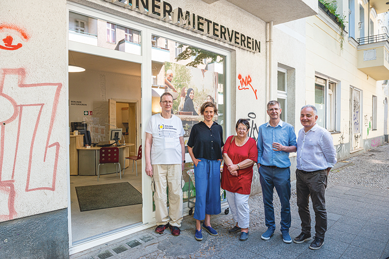 Ulrike Hamann-Onnertz (2.v.l.) bei der Eröffnung einer Mieterberatungseinrichtung Ulrike Hamann-Onnertz (2.v.l.) bei der Eröffnung einer Mieterberatungseinrichtung