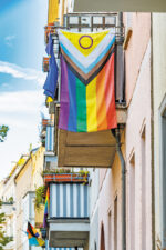 Regenbogenfahne am Balkon