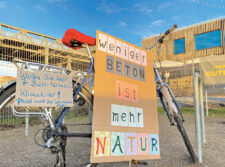 Fahrrad mit Protestplakaten