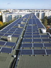 Dach mit Solarpaneln