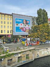 Fassadengroßes Reklame-Transparent
