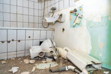 Zerstörtes Badezimmer
