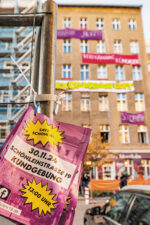 Schönleinstraße 19 mit Protestbannern