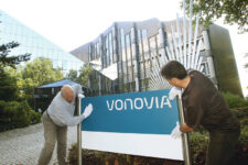 Anbringung des Vonovia-Firmenschildes