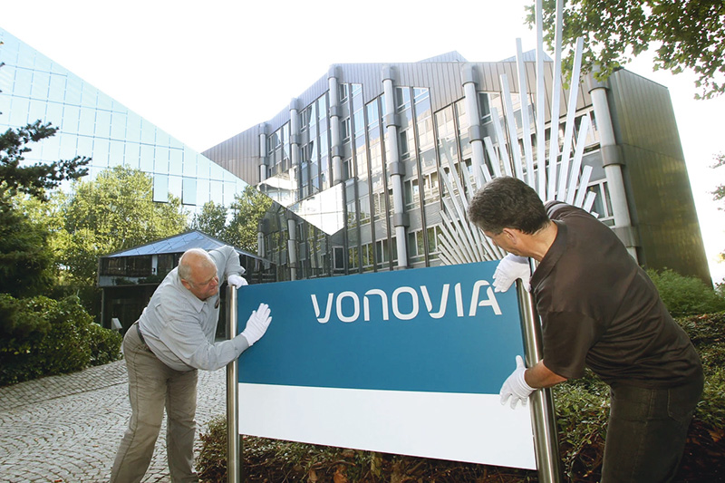 Anbringung des Vonovia-Firmenschildes Anbringung des Vonovia-Firmenschildes