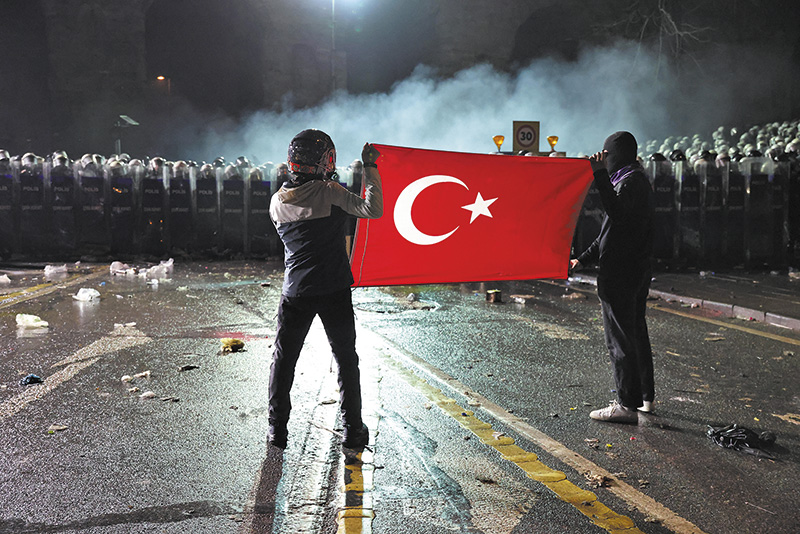 Demonstranten und Polizei Demonstranten und Polizei