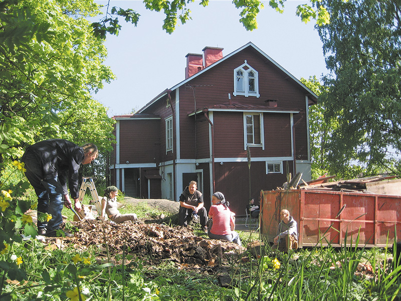 Instandgesetztes Holzhaus für preiswerte Gemeinschaftswohnungen Instandgesetztes Holzhaus für preiswerte Gemeinschaftswohnungen