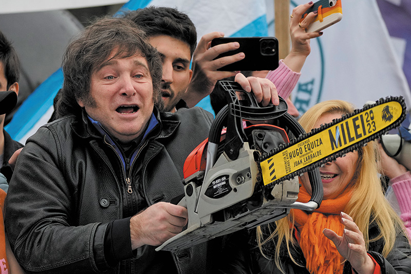 Argentiniens Präsident Javier Milei mit Kettensäge Argentiniens Präsident Javier Milei mit Kettensäge