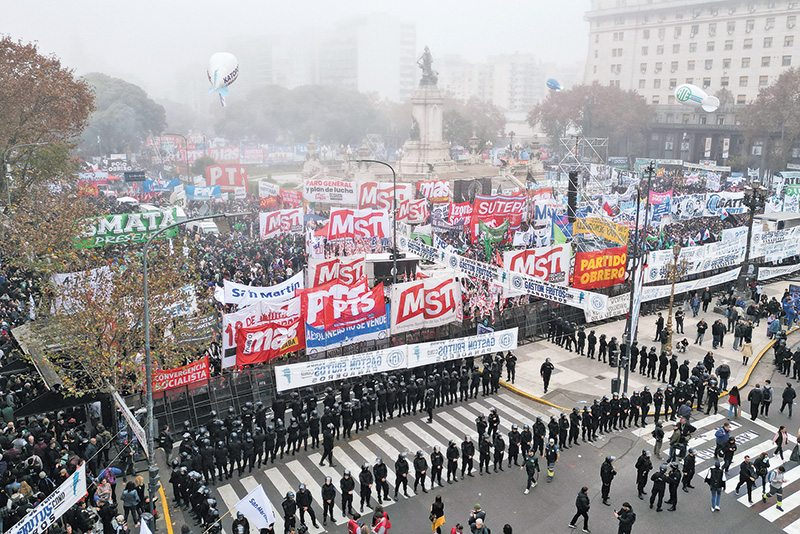 0126-33a_467617351 Große Protestdemonstration