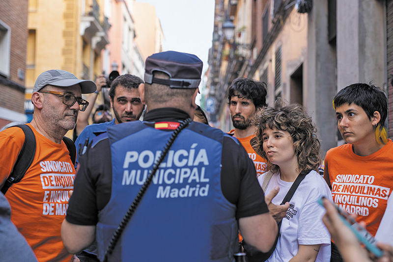 Gruppe Protestierender bei einer Wohnungsräumung in Madrid Gruppe Protestierender bei einer Wohnungsräumung in Madrid