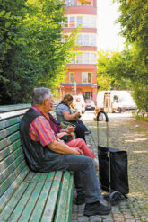 Senioren auf einer Parkbank Senioren auf einer Parkbank