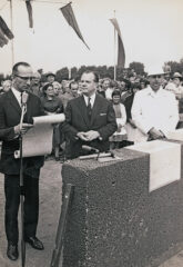 Bauminister Paul Lücke (links, bei einer Grundsteinlegung)