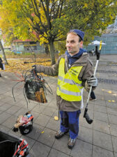 Putzaktion eines freiwilligen Helfers
