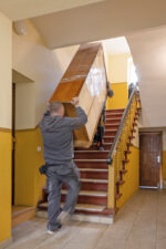Möbeltransport im Treppenhaus