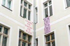 Protestplakate an der Fassade