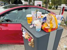 Überquellender Mülleimer