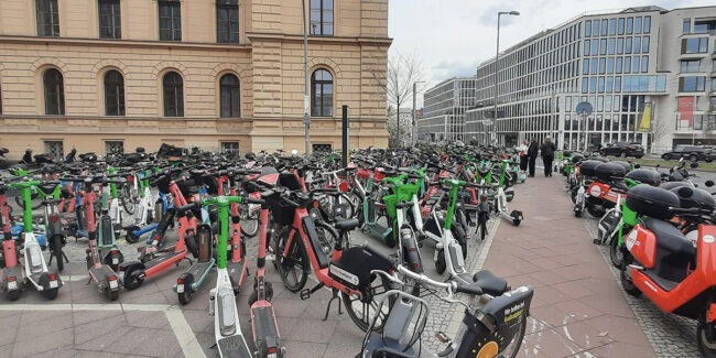 0626-04a_E-Roller-Wahnsinn-am-Hauptbahnhof