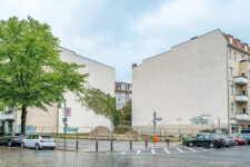 Baulücke mit den Brandwänden
