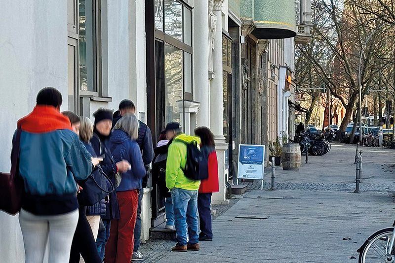 Warteschlange zur Wohnungsbesichtigung Warteschlange zur Wohnungsbesichtigung