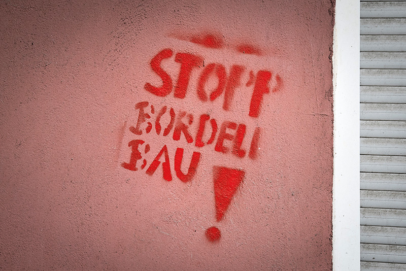 Protest gegen ein vor Jahren von der Eigentümerin geplantes Bordell im Haus Protest gegen ein vor Jahren von der Eigentümerin geplantes Bordell im Haus