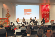 Teilnehmer und Podium der Konferenz