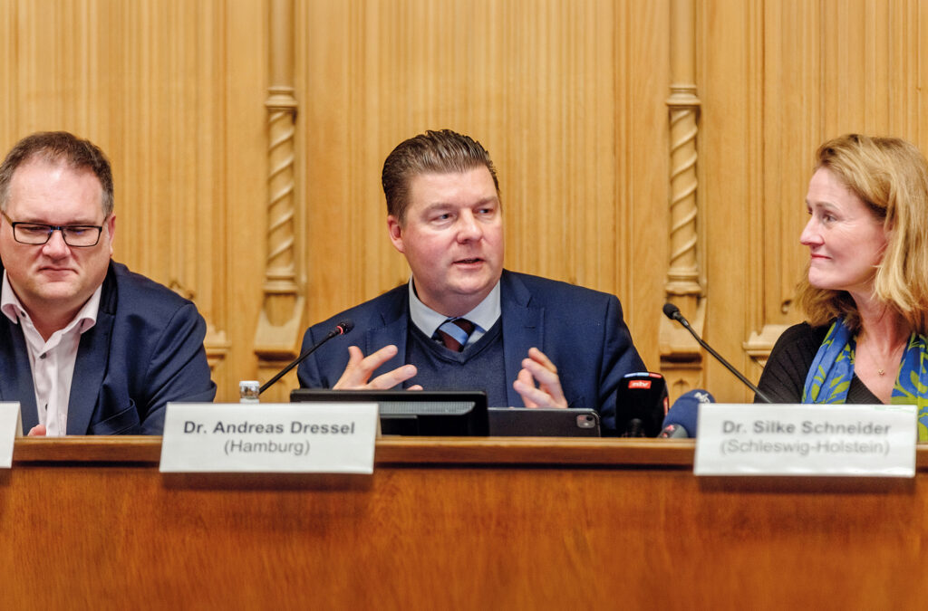 Hamburgs Finanzsenator Andreas Dressel (Bild Mitte)