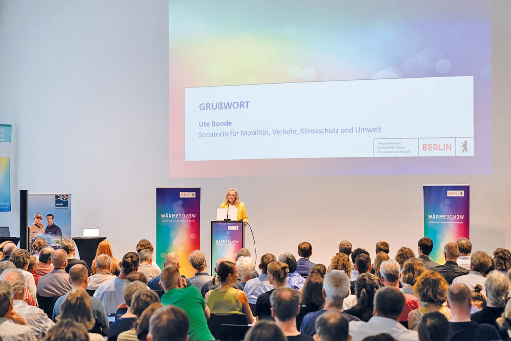 Umweltsenatorin Ute Bonde bei einer Informationsveranstaltung zum Wärmeplan