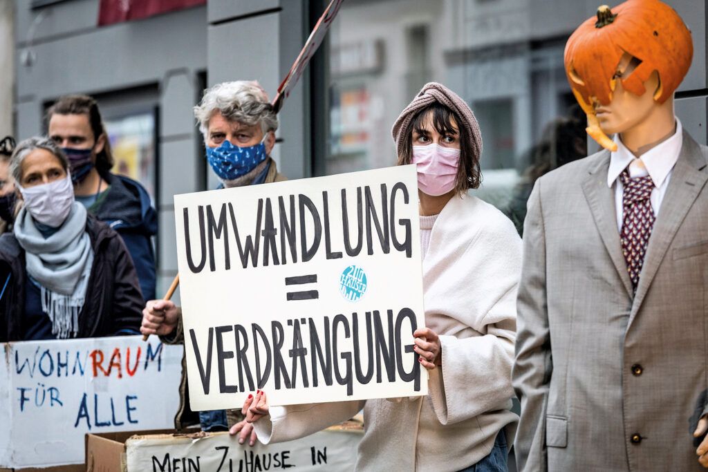 Demonstranten mit Transparent Umwandlung = Verdrängung