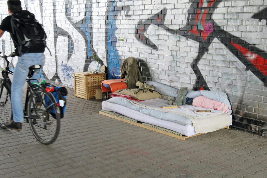 Obdachlosenquartier unter einer Brücke