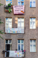 Protestplakate an der Hertzbergstraße 28