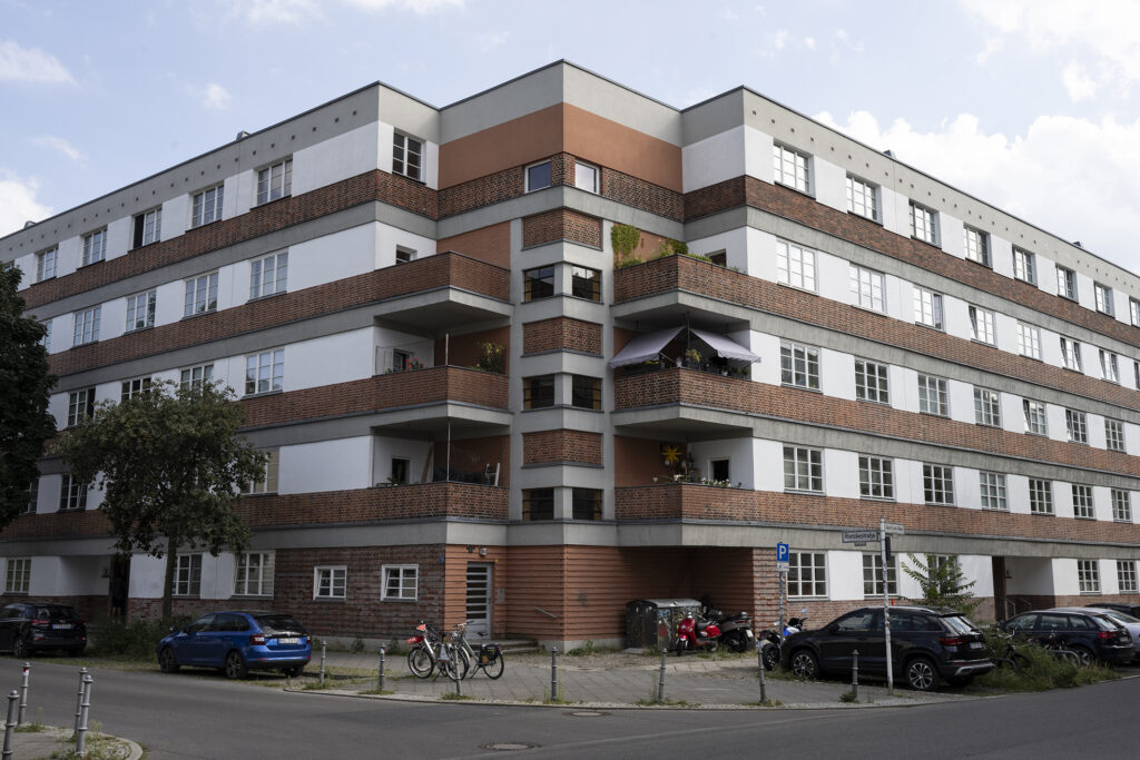 Am Sonnenhof springen die Ecken mit ihren zurückgesetzten Treppenaufgängen und flankierenden Balkonen ins Auge Am Sonnenhof springen die Ecken mit ihren zurückgesetzten Treppenaufgängen und flankierenden Balkonen ins Auge