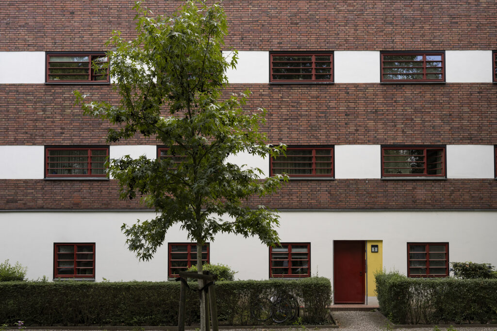Starke Betonung der horizontalen Linien in der Thulestraße Starke Betonung der horizontalen Linien in der Thulestraße