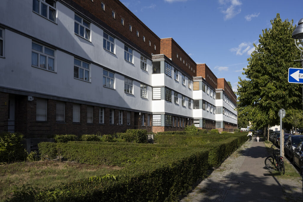 Mit Sprüngen aus der Bauflucht gliederte Gutkind die langen Straßenfronten der Häuser zur Pfahler- und Kienhorststraße Mit Sprüngen aus der Bauflucht gliederte Gutkind die langen Straßenfronten der Häuser zur Pfahler- und Kienhorststraße